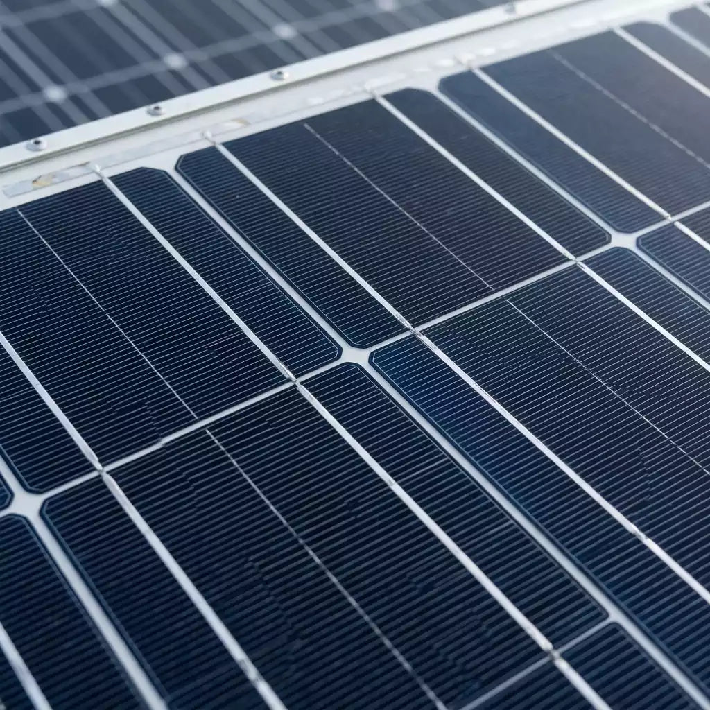 Robot lave vitre ELKIOS sur Panneaux solaires